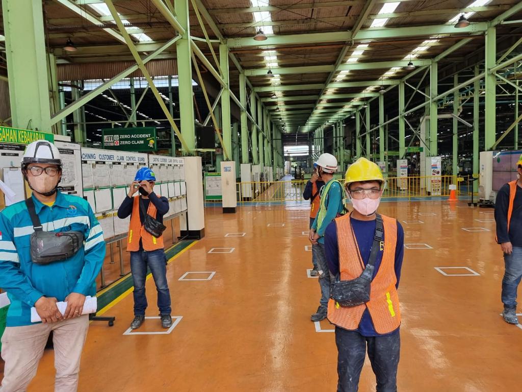 tim aplikator berbaris di lapangan pt ati untuk mengaplikasikan cat foxapaint