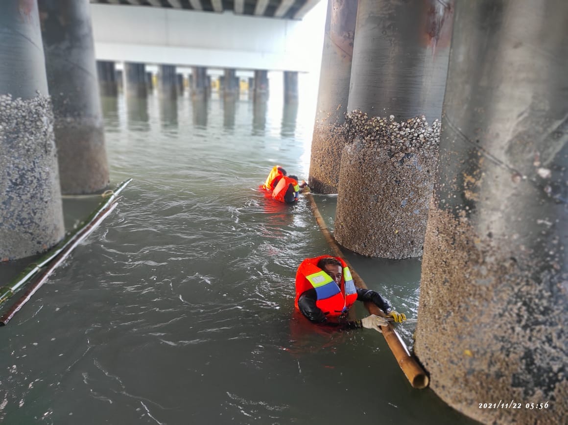 proses pengecatan kaki jembatan menggunakan produk foxapaint