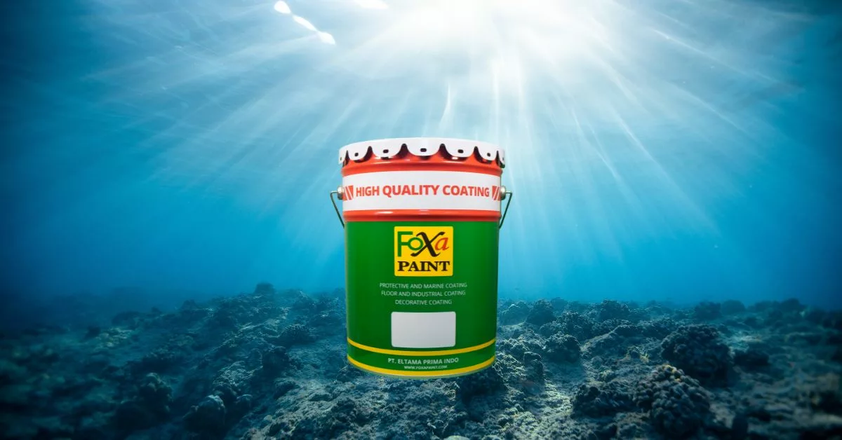 Kaleng cat underwater Foxapaint di lingkungan bawah laut, menampilkan kekuatan lapisan marine coating yang tahan tekanan air dan korosi untuk aplikasi industri.