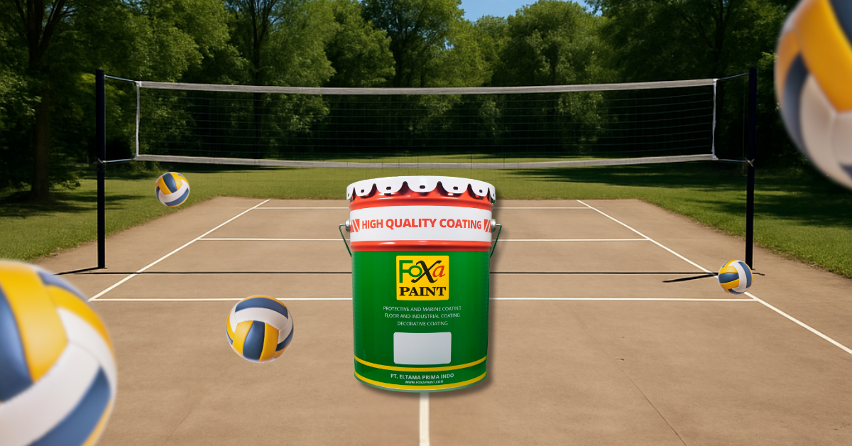 Lapangan voli outdoor dengan permukaan semen halus, dikelilingi pepohonan hijau dan langit biru cerah. Sebuah bola voli terletak di tengah lapangan, tepat di depan net yang terbentang di tengah lapangan tanpa pemain