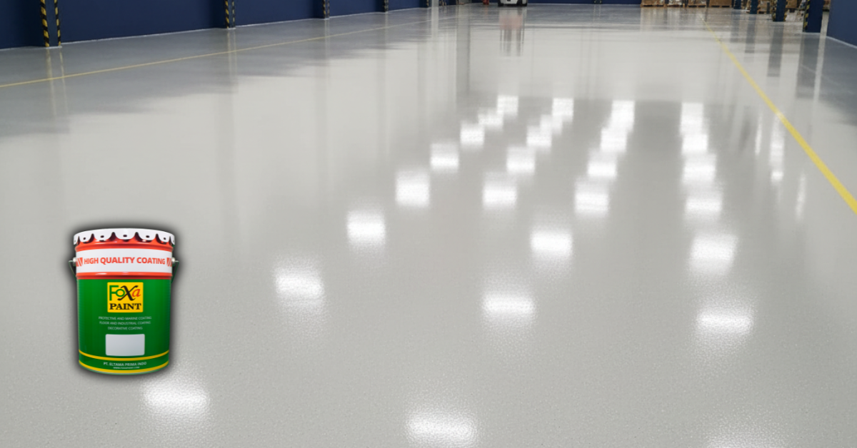 Permukaan lantai gudang yang halus dan bersih dengan lapisan cat lantai epoxy heavy-duty.