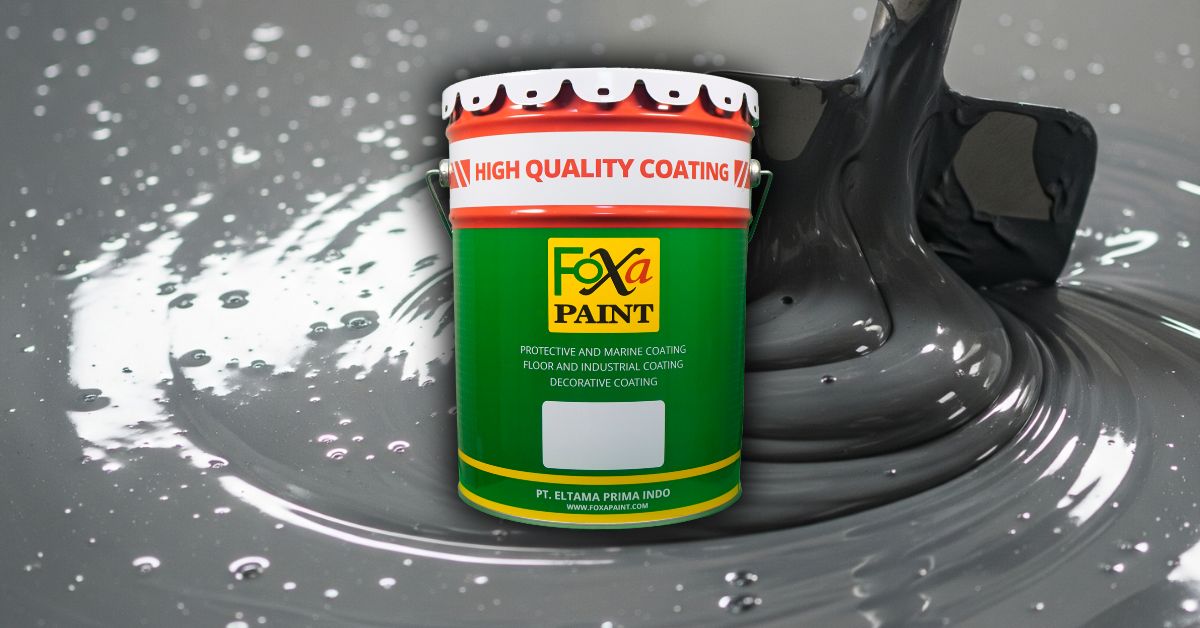 Close-up pengadukan hardener epoxy lantai Foxapaint, distributor hardener epoxy lantai Jakarta Barat, terlihat alat pengaduk yang terendam cairan abu-abu