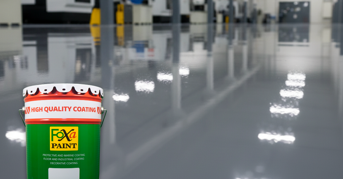 Lantai industri tampak bersih, rapi, dan mengkilap setelah dilapisi cat epoxy berkualitas dari produsen cat industri terpercaya.