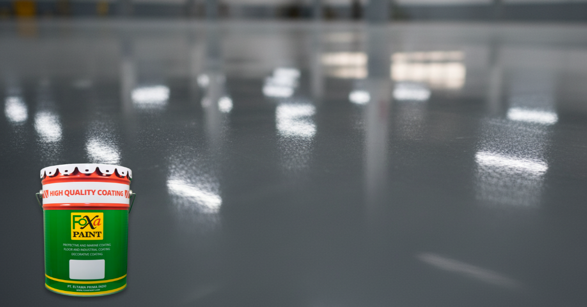 Sebuah bidikan jarak dekat hingga menengah yang sedikit miring, menampilkan detail permukaan lantai. Fokusnya adalah pada kehalusan, kilau mendalam, dan kesan tahan lama dari lapisan cat epoxy. Pantulan cahaya yang lembut mungkin terlihat, menambah kesan kualitas tinggi.