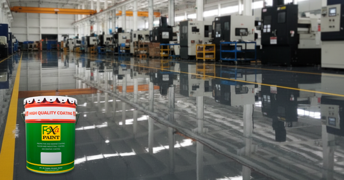 Foto diambil dari ketinggian sedang, sedikit miring, dengan fokus pada pantulan di lantai. Lantai yang mengkilap memantulkan struktur langit-langit, deretan mesin, dan garis-garis penanda keamanan (kuning atau putih) dengan sangat jelas. Ini menonjolkan kerapian dan kualitas finishing epoxy.