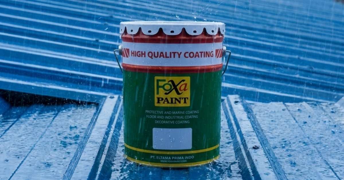 Produk cat polyurea Foxapaint berada di area terbuka dengan paparan hujan untuk menggambarkan ketahanan lapisan anti bocor pada bangunan dan proyek di wilayah Papua.